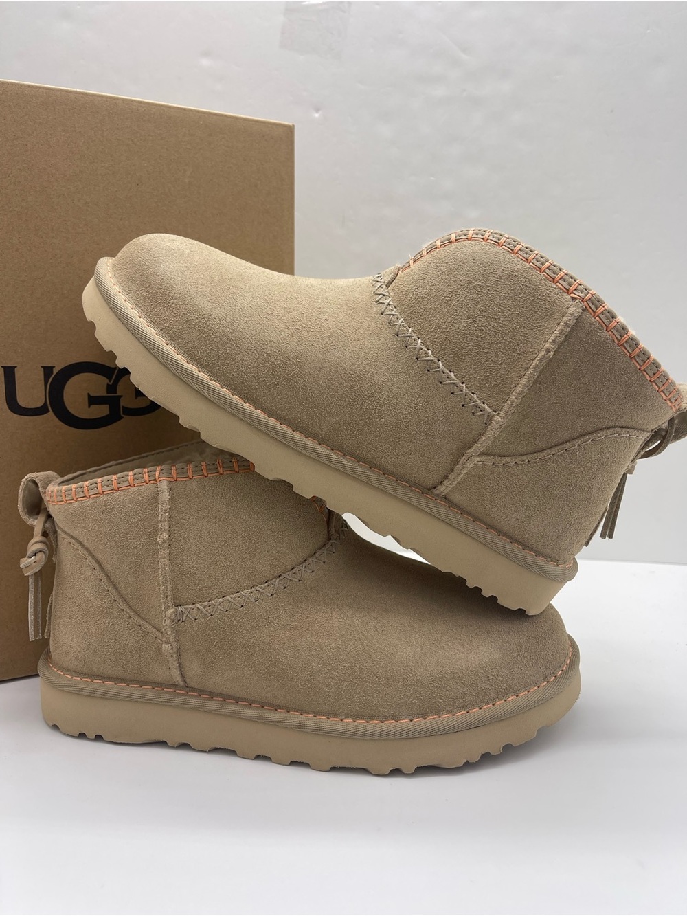 UGG W CLASSIC ULTRA MINI ELARIA
MDSD - Mustard Seed
Ankle Booties Shearling - Picture 12 of 16